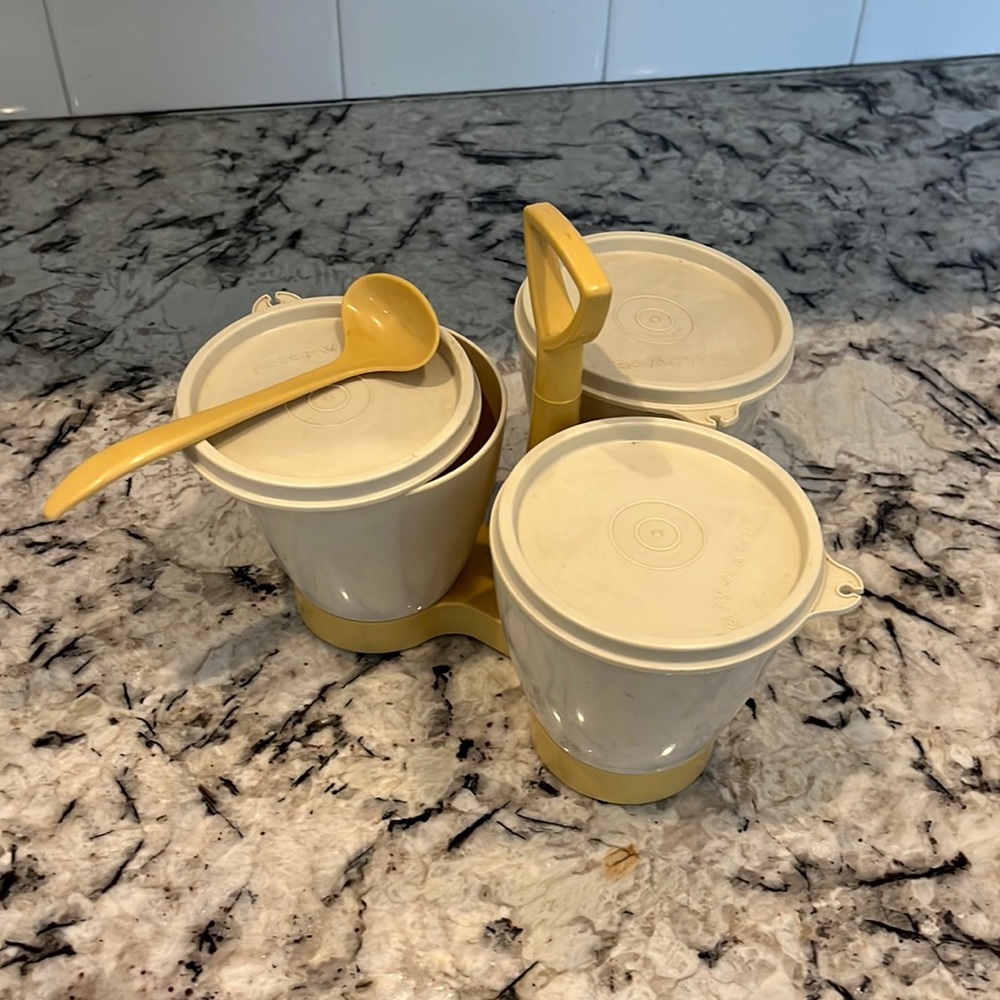 Tupperware:3 covered condiment containers, perfect for traveling or on a picnic